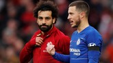 Mohamed Salah berdiskusi dengan Eden Hazard usai Liverpool mengalahkan Chelsea 2-0. (Reuters/Lee Smith)