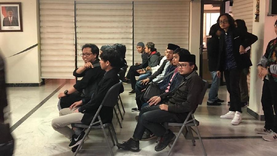 Ratusan warga Indonesia yang tinggal di Lebanon mengikuti Pemilihan Umum 2019 di gedung KBRI Beirut, Minggu (14/4/2019).