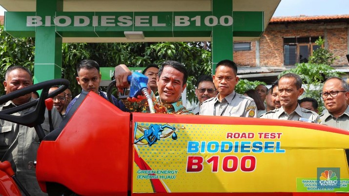 Menteri Pertanian uji coba langsung biodiesel b100 di 50 traktor dan mobil