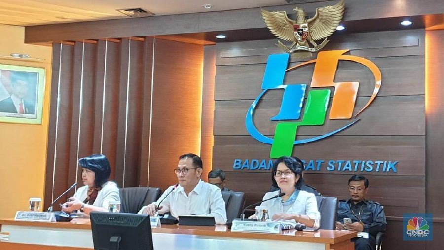 Meskipun neraca perdagangan luar negeri Indonesia pada bulan Maret mengalami surplus sebesar US$ 540 juta, namun masih tetap meninggalkan sejumlah catatan.