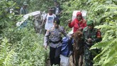 Anggota Polri dan TNI mengawal distribusi logistik Pemilu 2019 yang diangkut menggunakan kuda ke TPS-TPS di desa terpencil di Tempurejo, Jember, Jawa Timur, Indonesia, Senin (15/4). (AP Photo/Trisnadi)