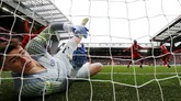 Ekspresi wajah kiper Chelsea Kepa Arrizabalaga usai kebobolan dari Sadio Mane. Kepa sebenarnya melakukan sejumlah penyelamatan krusial.(REUTERS/Phil Noble)
