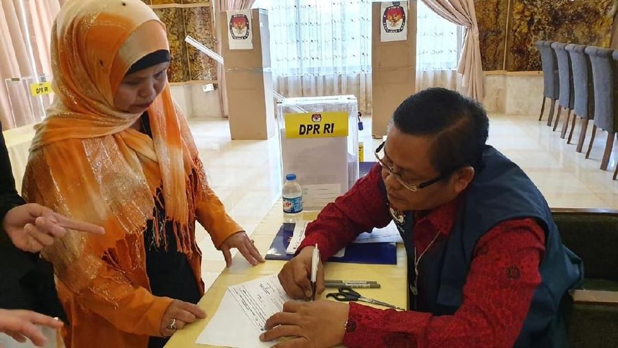 Warga Negara Indonesia (WNI) di Provinsi Erbil, Irak menyalurkan hak pilihnya dalam Pemilu 2019 melalui TPSLN, Minggu kemarin (12/4/2019).