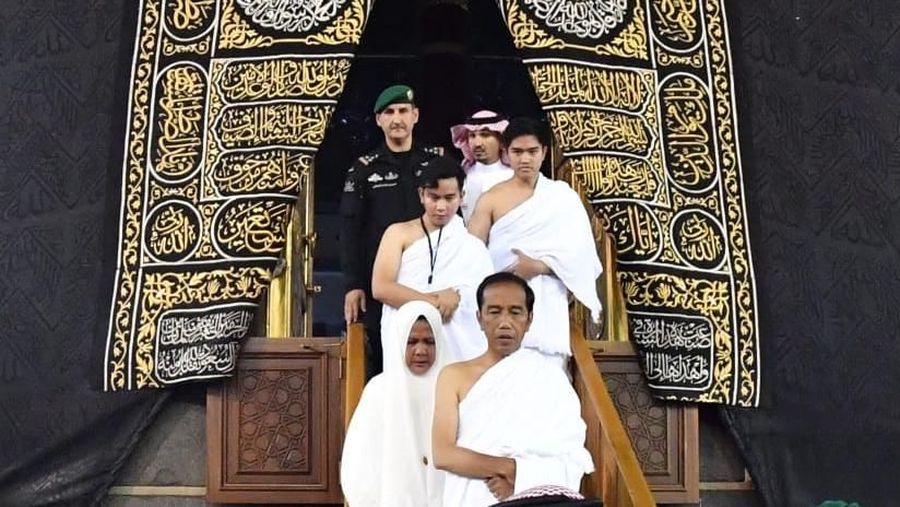Presiden Joko Widodo dan Ibu Negara bersama kedua putranya menunaikan ibadah umrah dan berkesempatan masuk ke dalam Kakbah.