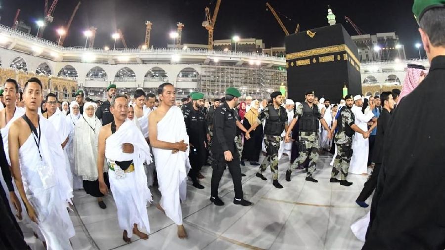 Presiden Joko Widodo dan Ibu Negara bersama kedua putranya menunaikan ibadah umrah dan berkesempatan masuk ke dalam Kakbah.