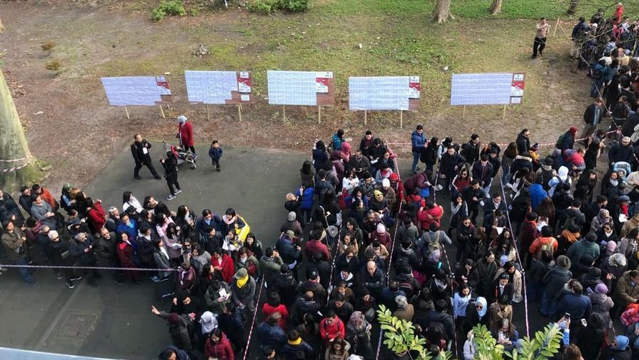 Sejumlah WNI juga sudah melakukan pemungutan suara via poa sejak beberapa minggu yang lalu.