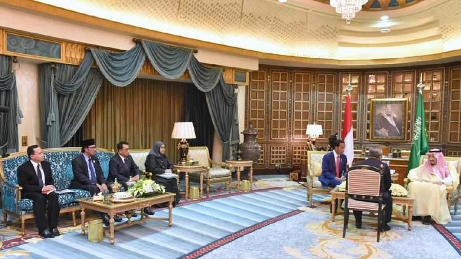 Presiden Joko Widodo dan Raja Salman menggelar pertemuan bilateral di Istana Pribadi Raja (Al-Qasr Al-Khas), Minggu sore, 14 April 2019.