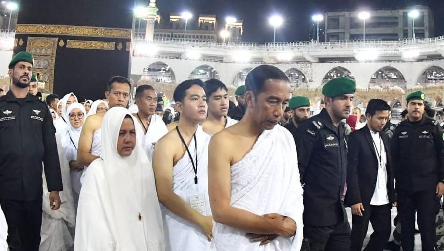 Presiden Joko Widodo dan Ibu Negara Iriana Joko Widodo bersama kedua putranya Gibran Rakabuming Raka dan Kaesang Pangarep telah menunaikan ibadah umrah pada Senin pagi 15 April 2019. (Laily Rachev - Biro Pers Sekretariat Presiden)