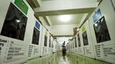 Petugas Komisi Independen Pemilihan (KIP) memasukkan logistik Pemilu 2019 ke dalam kotak suara di gudang logistik KIP Lhokseumawe, Aceh, Senin (8/4). KIP mempersiapkan berbagai kebutuhan logistik Pemilu ke dalam ke dalam 2.494 kotak suara untuk didistribusikan ke 477 TPS dengan jumlah DPT 130.106 jiwa. (ANTARA FOTO/Rahmad/aww).