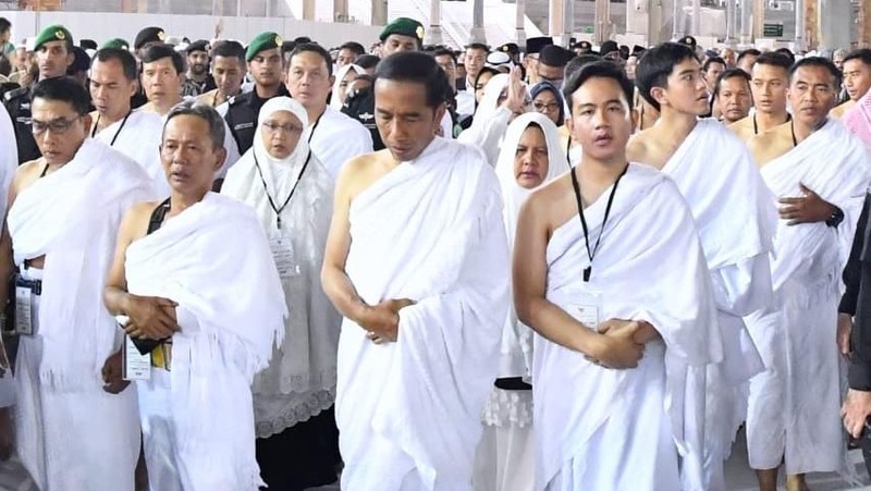 Presiden Joko Widodo dan Ibu Negara bersama kedua putranya menunaikan ibadah umrah dan berkesempatan masuk ke dalam Kakbah.