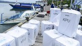 Petugas memasukkan logistik Pemilu ke dalam perahu untuk dikirim ke Kecamatan Batubual di dermaga Pelabuhan Kecil Namlea, Pulau Buru, Maluku, Senin (15/4). KPU Pulau Buru mendistribusikan logistik Pemilu menggunakan jalur laut karena akses jalan darat terbatas. (ANTARA FOTO/Hafidz Mubarak A/ama).