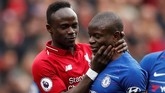 Penyerang Liverpool Sadio Mane bercanda mencekik gelandang Chelsea N'Golo Kante. Di balik ketegangan dan intensitas laga kedua tim, dua pemain itu saling bercanda. (Reuters/Lee Smith)