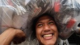 Petugas Panitia Pemilihan Kecamatan (PPK) daerah pedalaman mengangkut berbagai kebutuhan logistik pemilu saat penjemputan dari gudang logistik Komisi Independen Pemilihan (KIP) Lhokseumawe, Aceh, Senin (15/4).(ANTARA FOTO/Rahmad/aww).