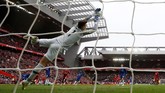 Hanya berselang sekitar dua menit kemudian, Mohamed Salah cetak gol kedua Chelsea melalui tendangan di luar kotak penalti. (REUTERS/Phil Noble)