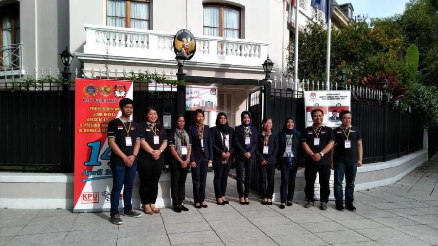 Warga Indonesia di Argentina, Minggu (15/4/2019), mengadakan pemilihan umum luar negeri di Wisma Duta KBRI Buenos Aires.