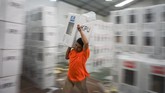 Petugas mengangkat kotak suara untuk didistribusikan ke sejumlah Panitia Pemungutan Suara (PPS) di gudang logistik Komisi Pemilihan Umum (KPU) Solo, Jawa Tengah, Senin (15/4/). (ANTARA FOTO/Mohammad Ayudha/aww).