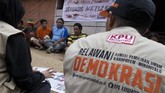 Relawan Demokrasi didampingi penerjemah memberikan sosialisasi Pemilu kepada warga suku Polahi di tengah perbukitan dan hutan di Boliyohuto, Kabupaten Gorontalo, Provinsi Gorontalo. (ANTARA FOTO/Adiwinata Solihin)