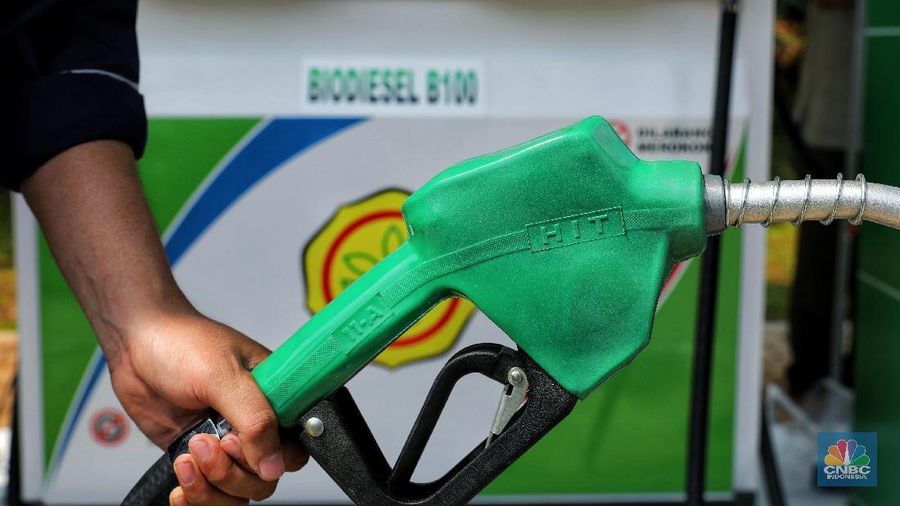 Menteri Pertanian Amran Sulaiman melakukan pengisian bahan bakar biodiesel B100 di Kantor Kementerian Pertanian, Jakarta, Senin (15/4/2019). Biodiesel yang berasal dari Crude Palm Oil (CPO) ini harapannya dapat dipergunakan secara umum di masyarakat. (CNBC Indonesia/Andrean Kristianto)