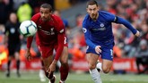 Bek tengah Liverpool Joel Matip tak membiarkan Eden Hazard lolos. Pertahanan The Reds begitu solid terutama dari lini tengah. (Reuters/Lee Smith)