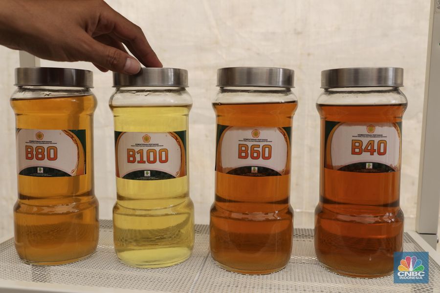 Menteri Pertanian Amran Sulaiman melakukan pengisian bahan bakar biodiesel B100 di Kantor Kementerian Pertanian.