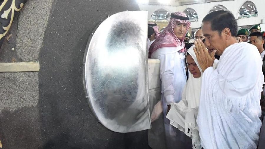 Presiden Joko Widodo dan Ibu Negara Iriana Joko Widodo bersama kedua putranya Gibran Rakabuming Raka dan Kaesang Pangarep telah menunaikan ibadah umrah pada Senin pagi 15 April 2019. (Laily Rachev - Biro Pers Sekretariat Presiden)