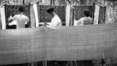 Pemilu dipersiapkan oleh pemerintahan Ali Sastroamidjojo, namun pada hari pemilihan ia malah mengundurkan diri. Pada bagian belakang bilik suara TPS Kebun Binatang Cikini dibentangkan kain untuk menjaga kerahasiaan pilihan pemilih Jakarta 15 Desember 1955. (ANRI)