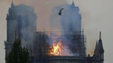 Pemerintah Kota Paris mengerahkan sekitar 400 pemadam kebakaran dalam kejadian itu. (REUTERS/Charles Platiau)