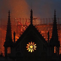 Penampakan Katedral Notre-Dame Paris yang Terbakar Hebat