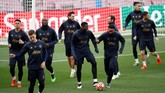 Pemain-pemain Manchester United menjalani sesi latihan resmi jelang menghadapi Barcelona di Stadion Camp Nou. (Action Images via Reuters/Carl Recine)