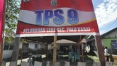 Sejumlah petugas dan warga mendirikan tempat pemungutan suara (TPS) yang didirikan di lokasi terdampak bencana gempa dan tsunami di Kampung Lere, Palu, Sulawesi Tengah, Selasa (16/4). Meski baru dilanda bencana gempa dan tsunami pada 28 September 2018, warga di daerah tersebut tetap menyambut pesta demokrasi. ANTARA FOTO/Mohamad Hamzah