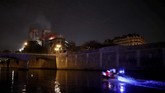 Sampai saat ini, penyelidik khusus belum bisa menyimpulkan penyebab kebakaran. Gereja Notre-Dame sebelum kejadian memang sedang dalam proses renovasi. (REUTERS/Benoit Tessier)
