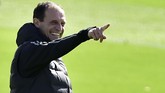 Pelatih Juventus Massimiliano Allegri memimpin latihan jelang lawan Ajax Amsterdam. Allegri mengincar final Liga Champions ketiga bersama Juventus. (REUTERS/Massimo Pinca)
