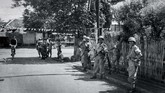 Sehingga anggota angkatan bersenjata (APRI) berjaga di daerah rawan di sekitar tempat pemilihan untuk melakukan pengamanan Pemilu 1955. Tampak petugas berjaga di Kebon Kacang, Jakarta 29 September 1955. (Sumber: ANRI)