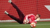 Marc-Andre Ter Stegen menjadi pilihan utama di bawah mistar Barcelona, baik di liga domestik maupun Liga Champions. (REUTERS/Albert Gea)