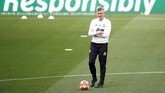 Ole Gunnar Solskjaer memimpin latihan jelang leg kedua yang akan menentukan langkah Manchester United di Liga Champions musim ini. Sebelumnya Man United mampu meraih kemenangan dalam dua laga tandang menghadapi Juventus dan PSG. (Action Images via Reuters/Carl Recine)
