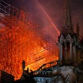 Katedral Bersejarah Prancis Notre-Dame Runtuh Dilalap Api