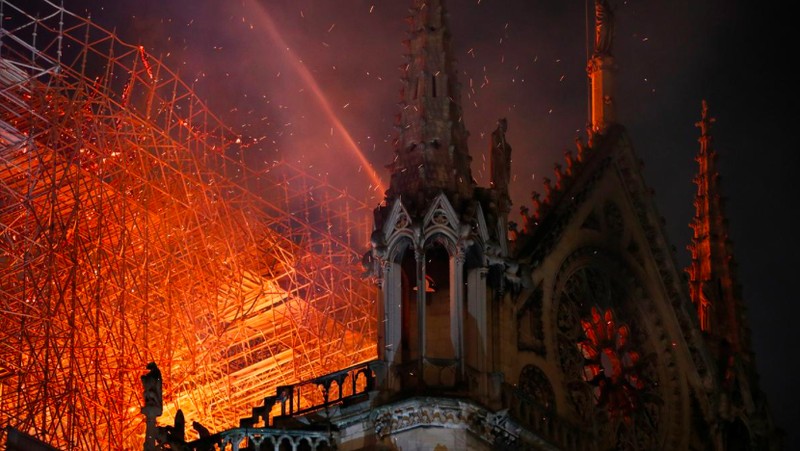 Kebakaran hebat melanda Katedral Norte-Dame di Paris, Prancis, Senin (15/4/2019) waktu setempat.