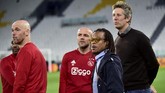 Pelatih Erik ten Hag berbicara dengan Edgar Davids dan Edwin van der Sar yang merupakan legenda Ajax Amsterdam dan pernah bermain untuk Juventus. (REUTERS/Massimo Pinca)