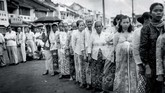Pemilu 1955 ini bertujuan untuk memilih anggota DPR dan konstituante. Para pemilih sedang mengantre dengan tertib menunggu giliran untuk menggunakan hak pilihnya, Jakarta 29 September 1955. (Sumber: ANRI)