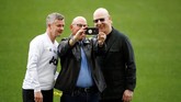 Di sela-sela sesi latihan, pemilik Man United Joel dan Avram Glazer menyempatkan berfoto dengan manajer Ole Gunnar Solskjaer. (Action Images via Reuters/Carl Recine)