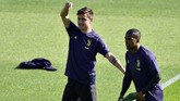 Paulo Dybala dan Douglas Costa menjalani latihan. Dybala dikabarkan akan menjadi starter Juventus saat melawan Ajax Amsterdam. (REUTERS/Massimo Pinca)
