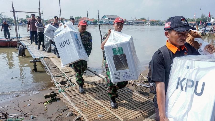 Pejabat membawa bahan pemilu untuk didistribusikan di Pekalongan, provinsi Jawa Tengah, Indonesia, 16 April 2019. (Antara Foto / Harviyan Perdana Putra / via REUTERS)