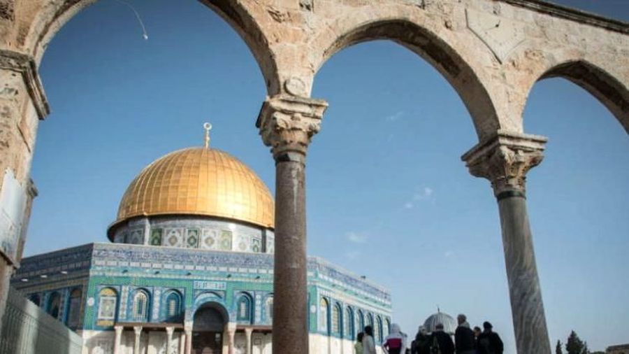 Kebakaran terjadi di kompleks Masjid Al-Aqsa di Yerusalem tepat saat api juga membakar Katedral Notre Dame di Paris.