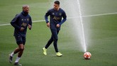 Ashley Young dan Alexis Sanchez berbincang jelang pada latihan jelang menghadapi Barcelona. Young menjadi starter dalam laga pertama, sementara Sanchez tidak masuk dalam daftar susunan pemain. (Action Images via Reuters/Carl Recine)