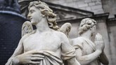 Gereja Katedral Notre Dame bukan hanya sekadar tempat peribadatan, atau pun saksi Perang Dunia I dan II, namun bangunan berarsitektur gothic tersebut adalah ikon permata arsitektur dan budaya peradaban Barat. (STEPHANE DE SAKUTIN / AFP)