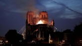 Anggota pemadam kebakaran Prancis menyelamatkan sejumlah artefak di Gereja Notre-Dame setelah si jago merah nyaris menghancurkan seluruh bangunan. (REUTERS/Benoit Tessier)