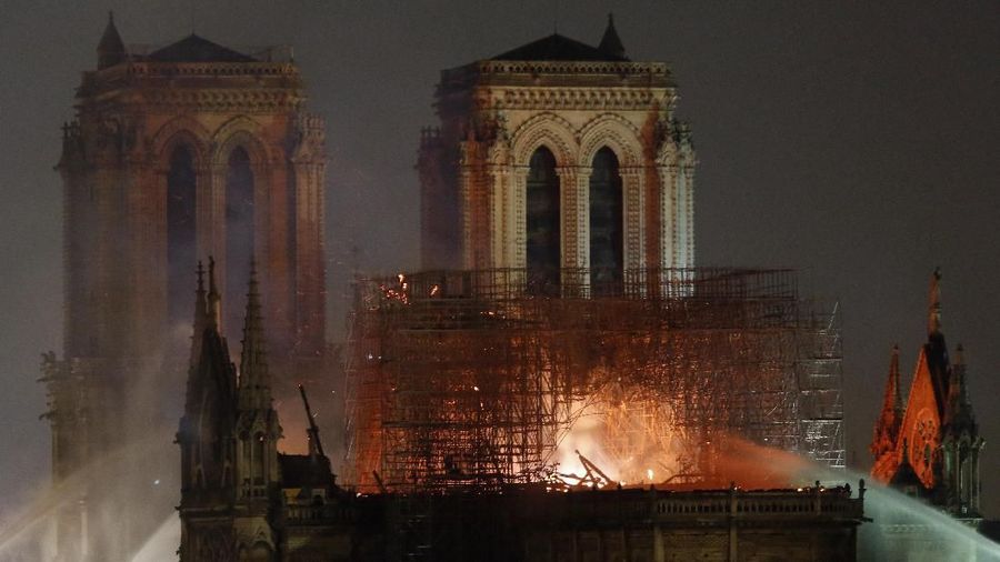 Kebakaran hebat melanda Katedral Norte-Dame di Paris, Prancis, Senin (15/4/2019) waktu setempat.