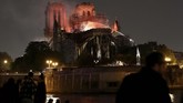 Pemadam kebakaran menyatakan pondasi dan struktur utama Gereja Notre-Dame sampai saat ini masih aman. (REUTERS/Benoit Tessier)