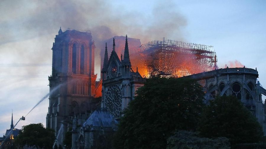 Kebakaran hebat melanda Katedral Norte-Dame di Paris, Prancis, Senin (15/4/2019) waktu setempat.