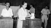 Pemilu 1955 dilakukan dua kali, 29 September untuk memilih anggota DPR, dan 15 Desember untuk memilih anggota konstituante. Ibu Rahmi Hatta sedang memasukan surat suaranya ke dalam kotak suara di TPS gedung olah raga, Jakarta 15 Desember 1955. (ANRI)